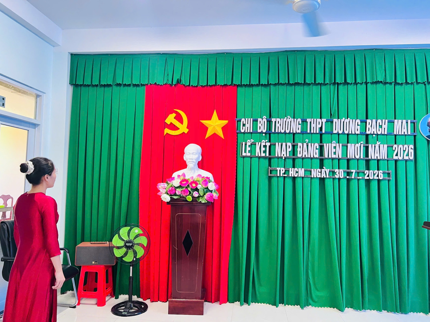 CHI BỘ TRƯỜNG THPT DƯƠNG BẠCH MAI TỔ CHỨC LỄ KẾT NẠP ĐẢNG VIÊN MỚI